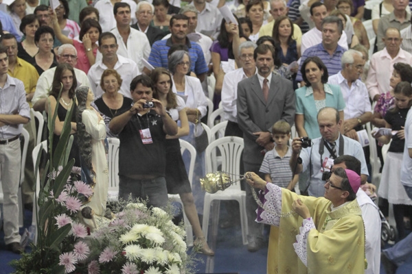Bispo Dom Pedro Luiz Stringhini, ontem, no Poliesportivo